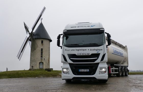 citerne Labouriaux + tracteur GNL et moulin